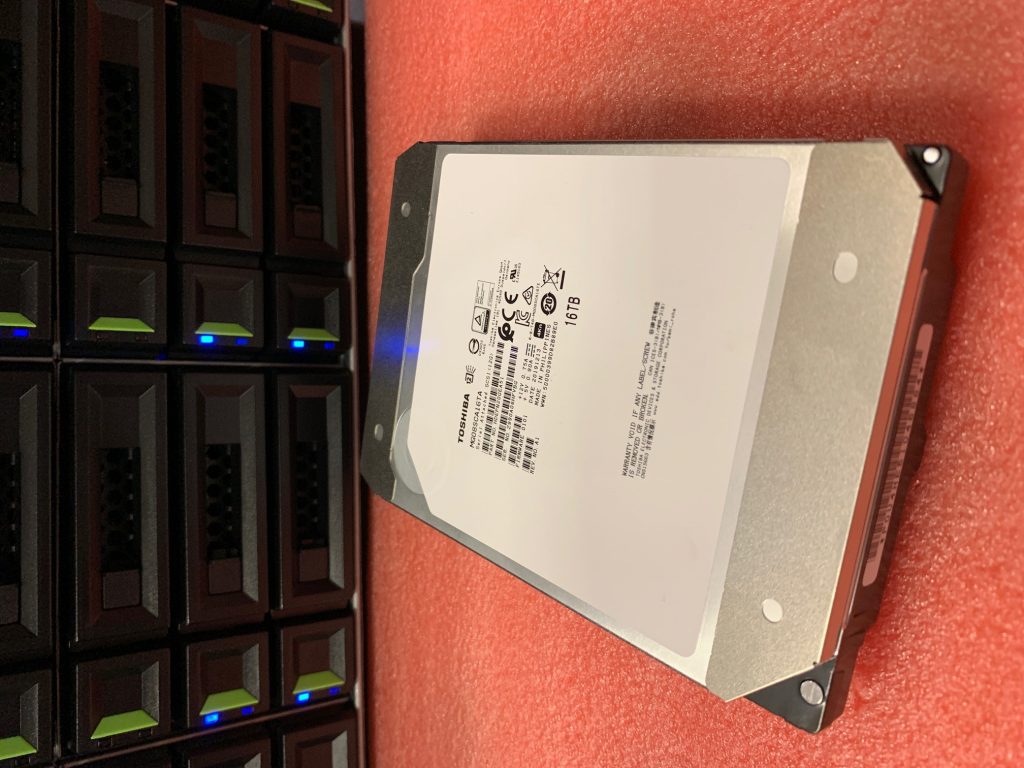 Toshiba Lab report: QSAN XCubeNXT XN8000D con HDD SAS Nearline da 16TB Toshiba 16TB SAS MG08SCA16TE HDD