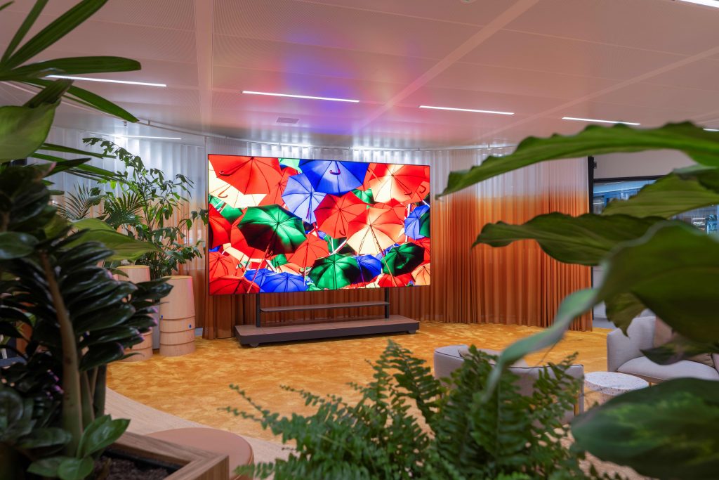 Miro innova la sede centrale con i display di Sony Miro