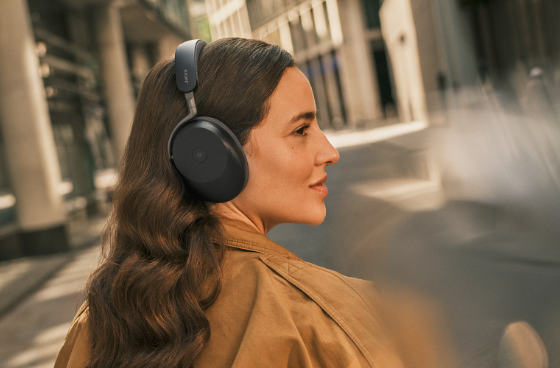 Jabra Evolve3: le prime vere cuffie “cross-over” per i professionisti del lavoro ibrido di oggi Jabra-Evole3-lifestyle