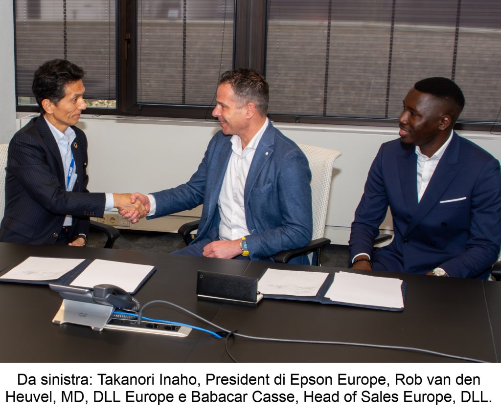 Epson promuove la circolarità con una nuova partnership La-firma-del-contratto-tra-Epson-e-DLL