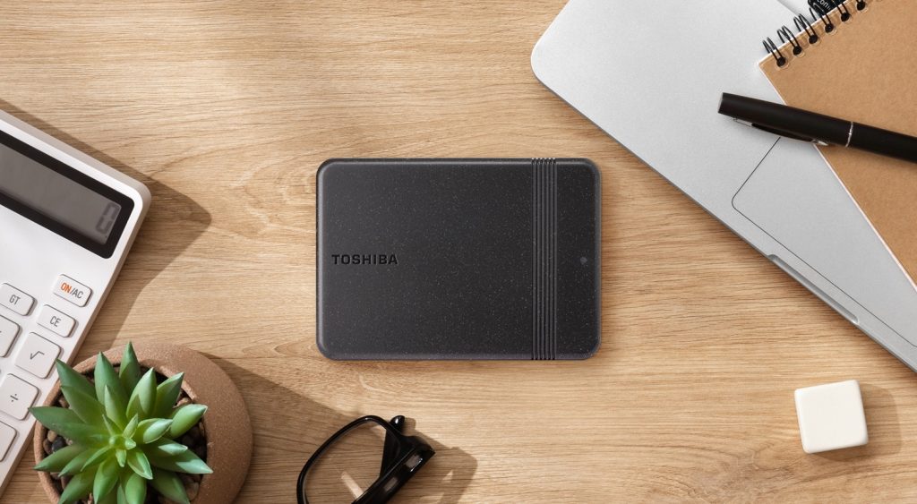 Toshiba lancia l’hard disk portatile Canvio Ready con rivestimento superiore realizzato in parte con materiale riciclato Toshiba-Canvio Ready